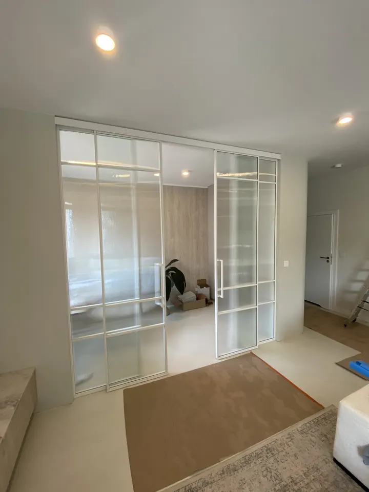 Loft Komak: Drzwi przesuwne z przeszkleniem stałym, szprosy, rama biała