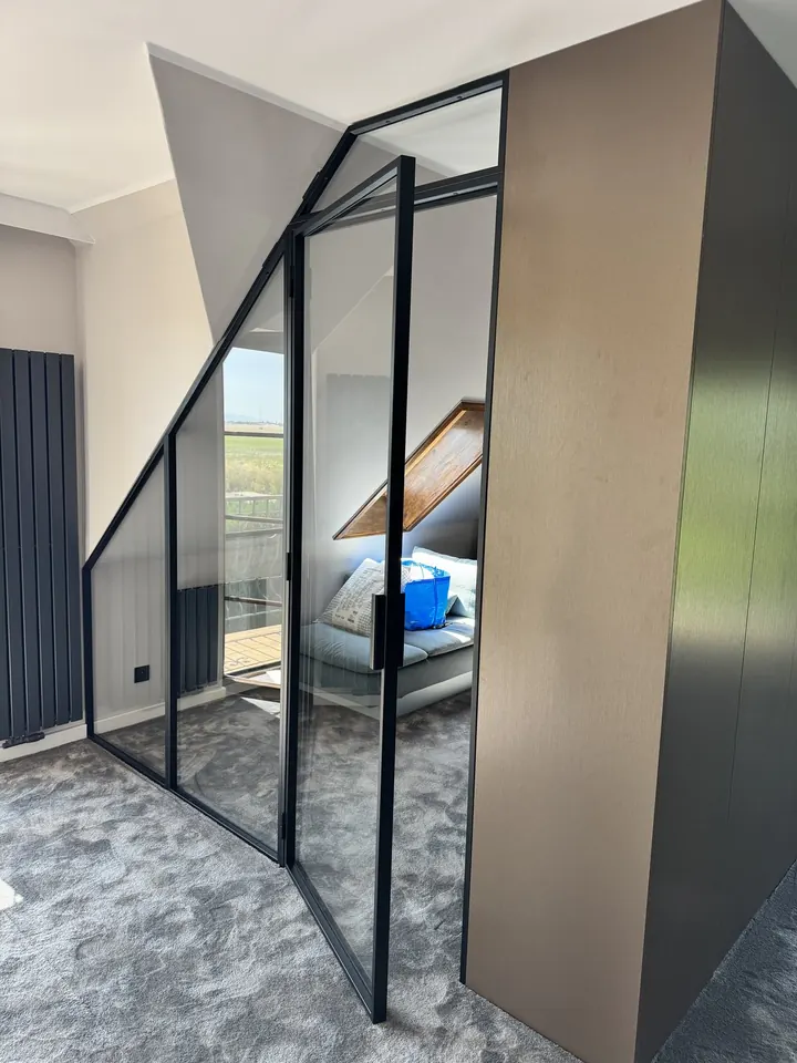 Loft Komak: Zabudowa pod skosem z drzwiami, RAL 9005
