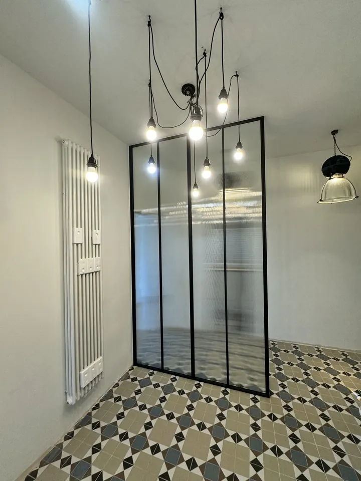 Loft Komak: Przeszklenie stałe, rama czarna, szkło Flutes
