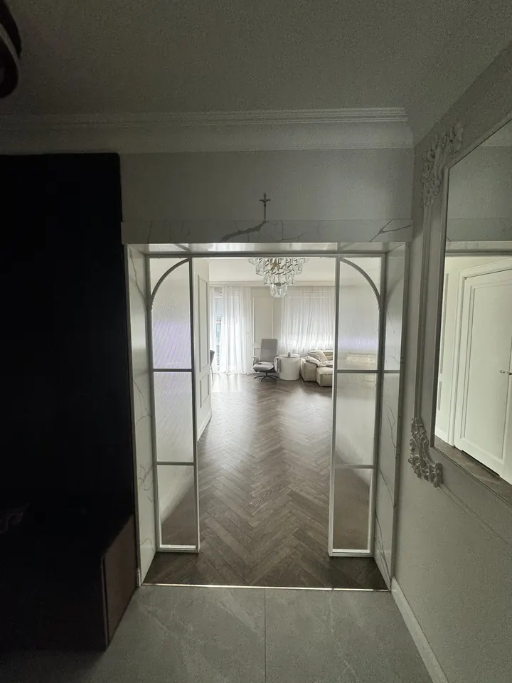Loft Komak: Przeszklenie stałe z łukiem, rama biała